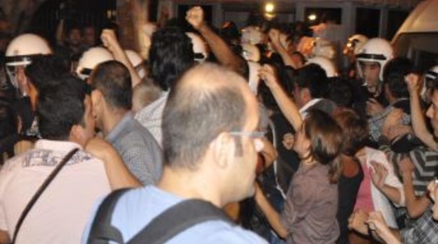 Tutuklamaları protesto eden İş&ccedil;i Partililer adliyede polise saldırdı