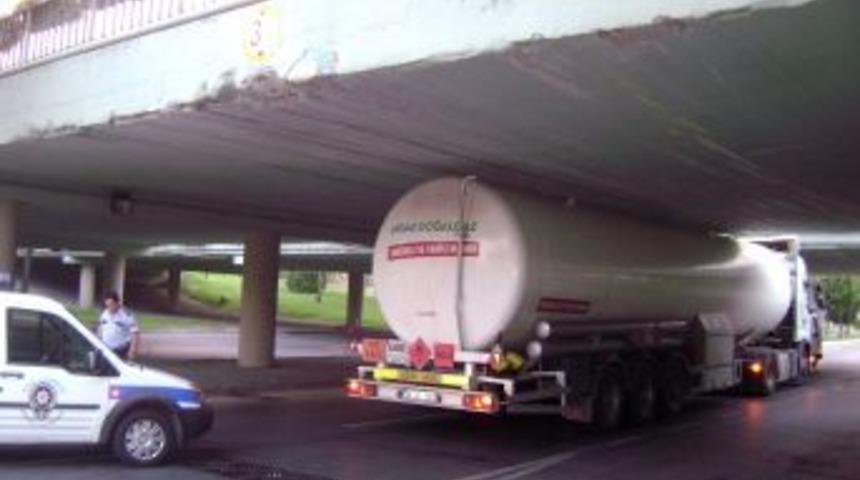 LNG y&uuml;kl&uuml; tanker k&ouml;pr&uuml;ye takıldı, facianın eşiğinden d&ouml;n&uuml;ld&uuml;