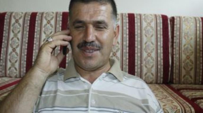 &Ouml;ğrencilerin Kur'an ezberlerini cep telefonuyla dinliyor