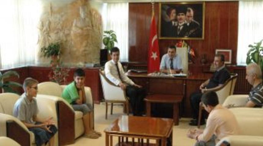 En &ccedil;ok kitap okuyan &ouml;ğrenciler &ouml;d&uuml;llendirildi