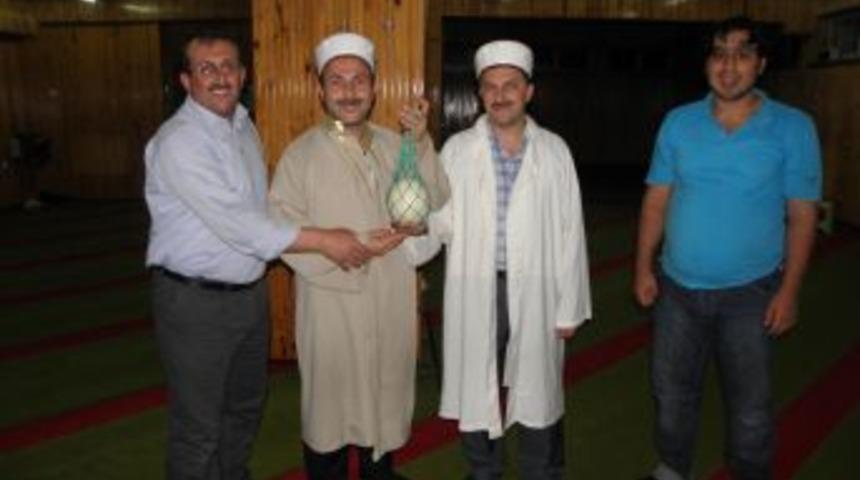 Of Sanayi Camii'ni &ouml;r&uuml;mceklerden devekuşu yumurtası koruyor