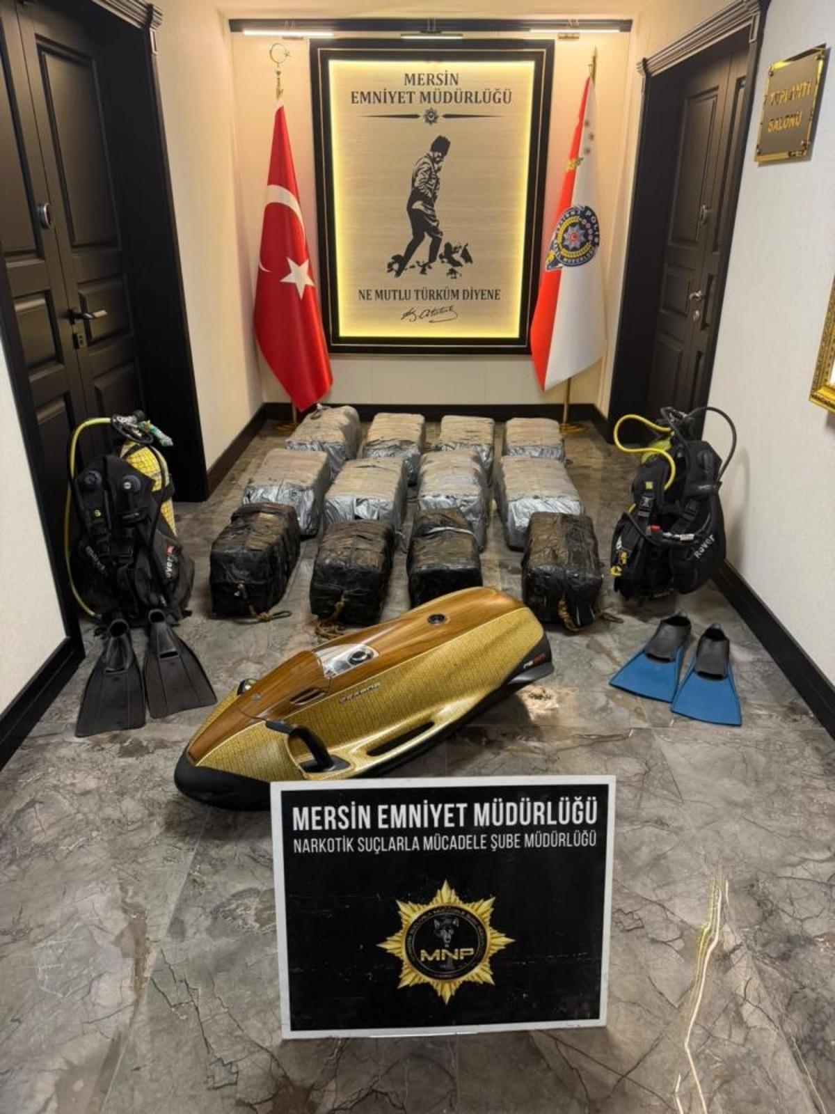 Mersin Limanı nda dev operasyon! Geminin altına gizlemişler; 350 kilo uyuşturucu ele ge&ccedil;irildi 1