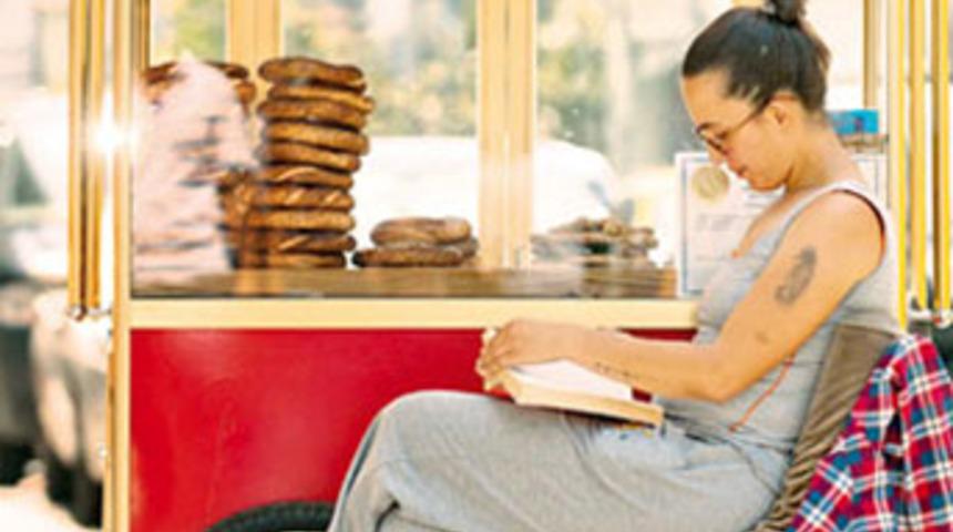 B&ouml;l&uuml;m: Gazetecilik, Ad: Elif, G&ouml;rev: Simit&ccedil;i