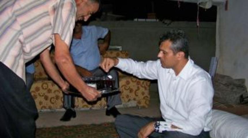 Milletvekili &Ouml;nt&uuml;rk iftarını gecekondu mahallesinde a&ccedil;tı