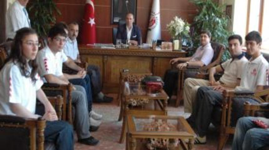 Uşak Belediye Başkanı Erdoğan, LYS&rsquo;de başarılı &ouml;ğrencileri &ouml;d&uuml;llendirdi