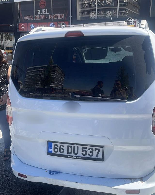Otomobil ve hafif ticari araç çarpıştı, 1 kişi yaralandı 2