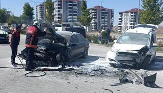 Otomobil ve hafif ticari ara&ccedil; &ccedil;arpıştı, 1 kişi yaralandı