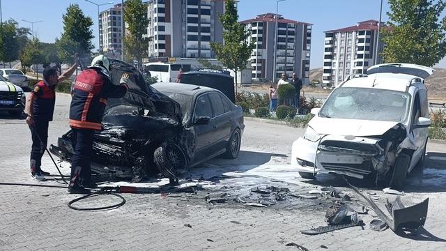 Otomobil ve hafif ticari araç çarpıştı, 1 kişi yaralandı