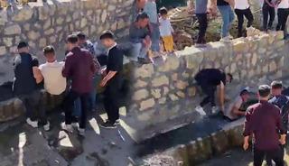 Asırlık 'sulu' d&uuml;ğ&uuml;n geleneği: Damat ve sağdı&ccedil; ka&ccedil;amadı!