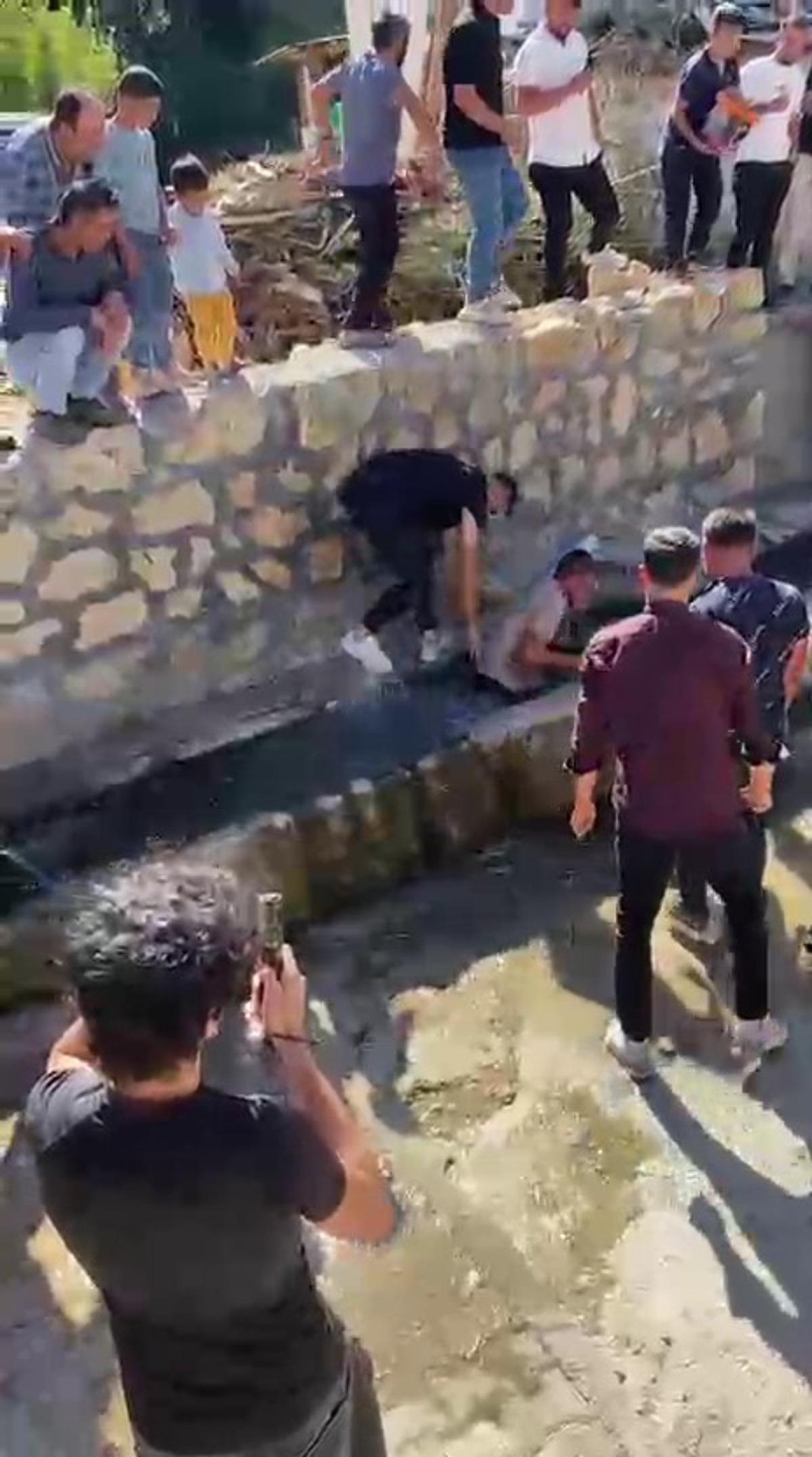 Asırlık sulu düğün geleneği: Damadın başına gelmeyen kalmadı! 2