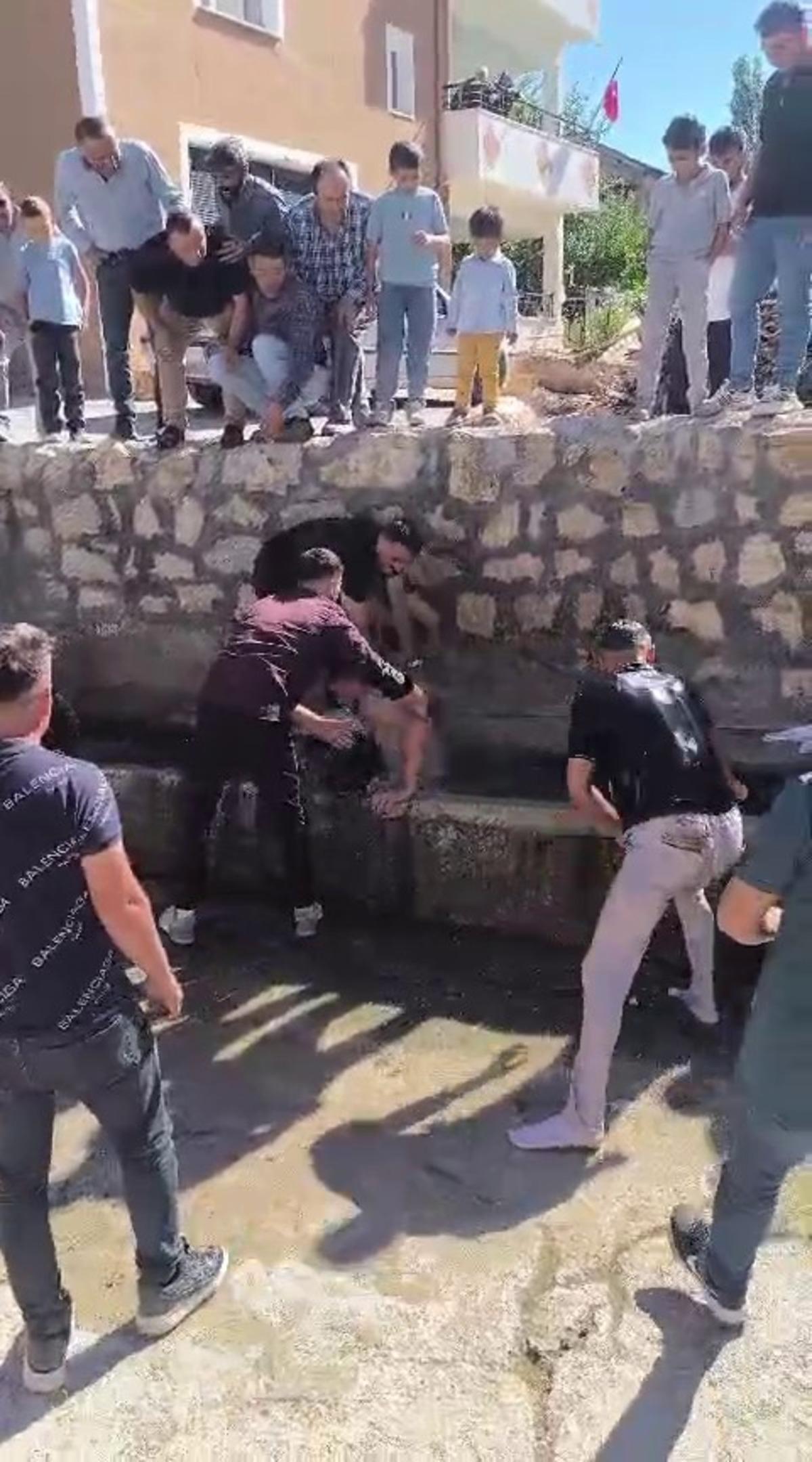 Asırlık sulu düğün geleneği: Damadın başına gelmeyen kalmadı! 3