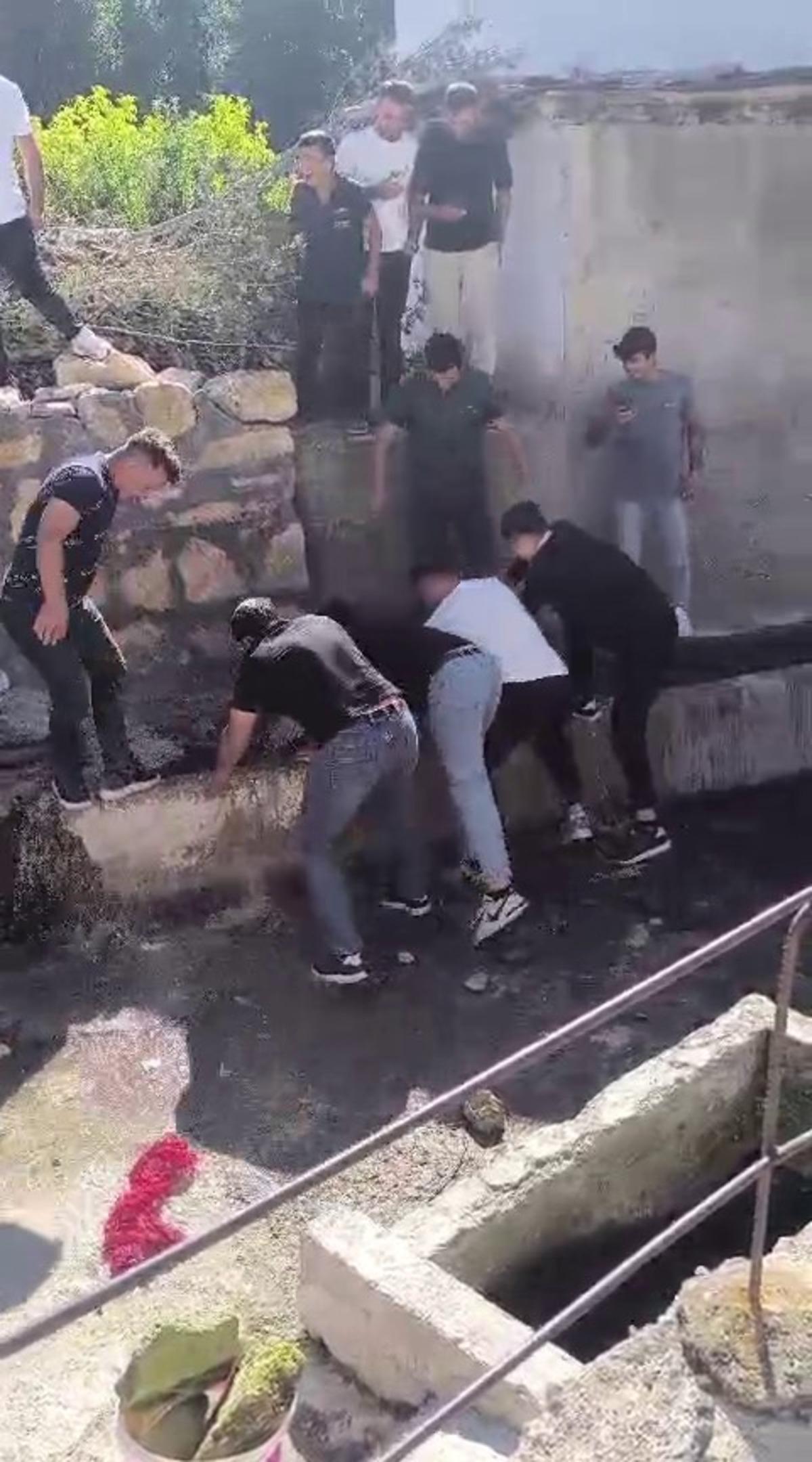 Asırlık sulu düğün geleneği: Damadın başına gelmeyen kalmadı! 4