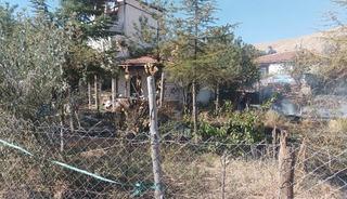 Bah&ccedil;esindeki kuru otları yakarken alevlerin arasında kaldı, hayatını kaybetti