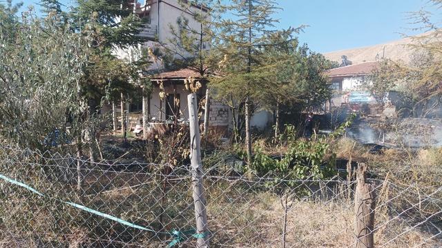 Bahçesindeki kuru otları yakarken alevlerin arasında kaldı, hayatını kaybetti