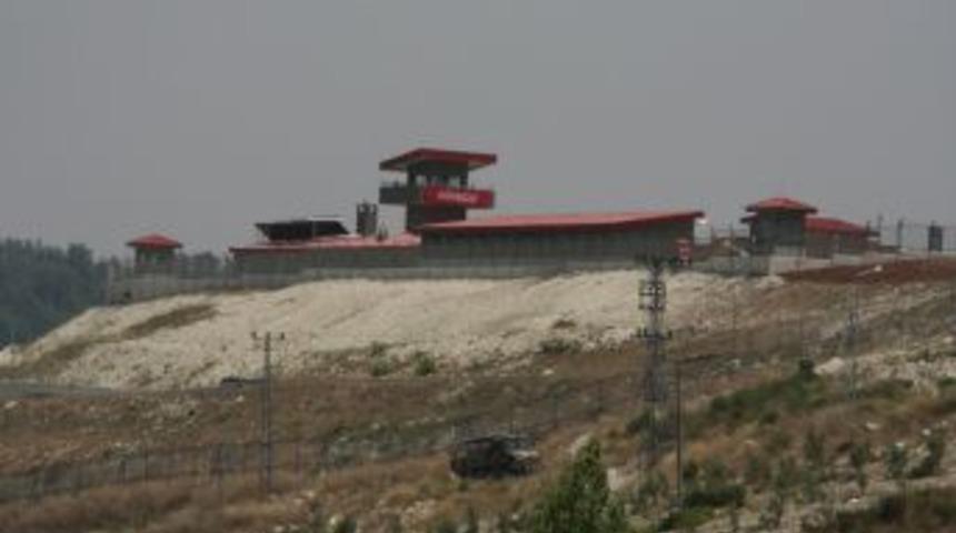 Suriye askerleri sınırdaki evlerin &ccedil;atılarında bekliyor