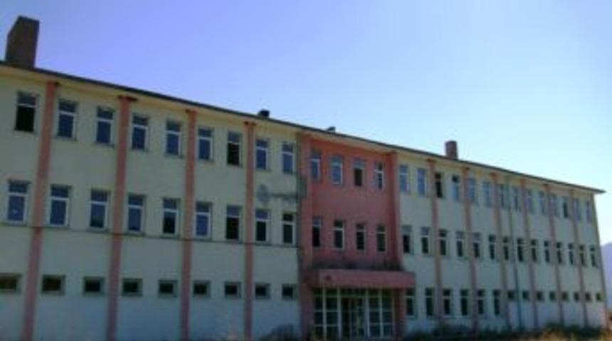 10 yıldır a&ccedil;ılmayı bekleyen hastane, sokak hayvanlarına barınak oldu