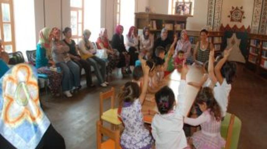 &Ccedil;ocuk K&uuml;t&uuml;phanesi, minikleri anneleri ile birlikte ağırlıyor