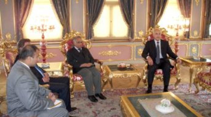 Pakistan eski Cumhurbaşkanından Vali Mutlu'ya nezaket ziyareti