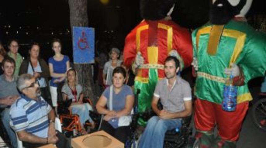 10 ton kapak toplandı, engelllierin y&uuml;z&uuml; g&uuml;ld&uuml;