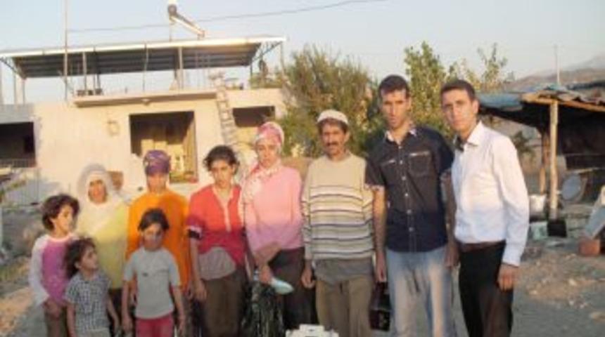 Yılmaz Eğitim G&ouml;n&uuml;ll&uuml;leri 150 &ouml;ğrenciye bayramlık ve gıda yardımı yaptı