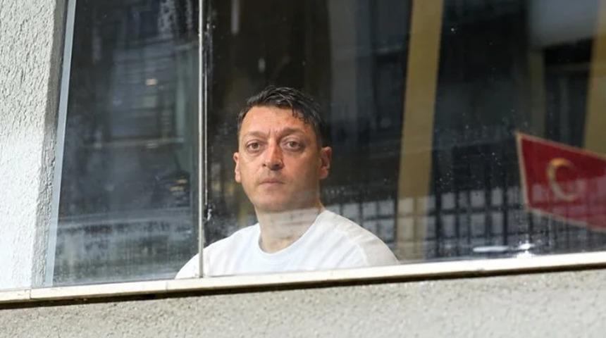 1. Lig'de Mesut &Ouml;zil s&uuml;rprizi! Trib&uuml;nde g&ouml;r&uuml;nt&uuml;lendi