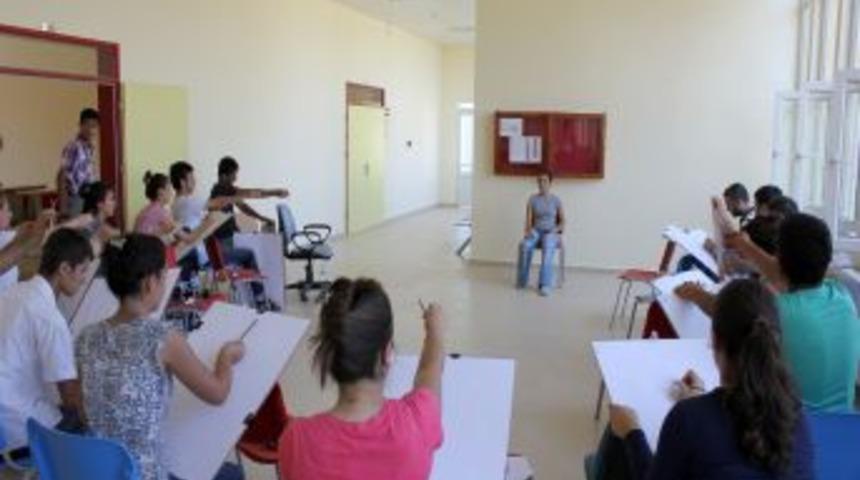MK&Uuml;'de G&uuml;zel Sanatlar Fak&uuml;ltesi i&ccedil;in ilk sınav yapıldı