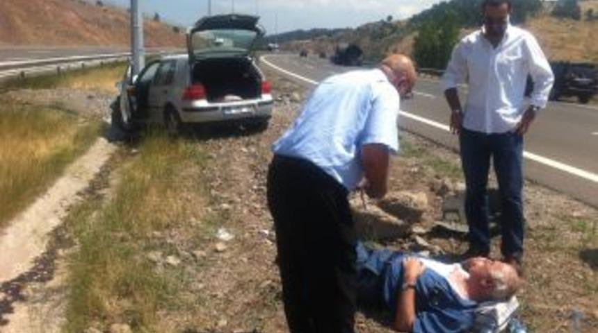 Otoyolda elektrik direğine &ccedil;arpan otomobil alev aldı: 1 yaralı