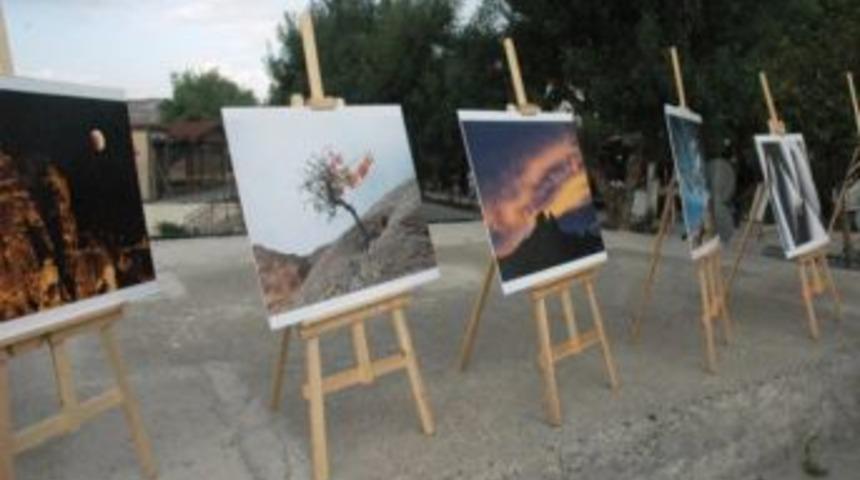 Kapadokya, fotoğraf ve resimlerle sergileniyor