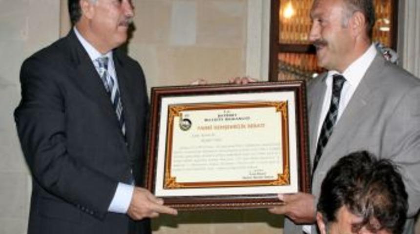 Vali Al&rsquo;a, veda yemeğinde hemşehrilik beratı