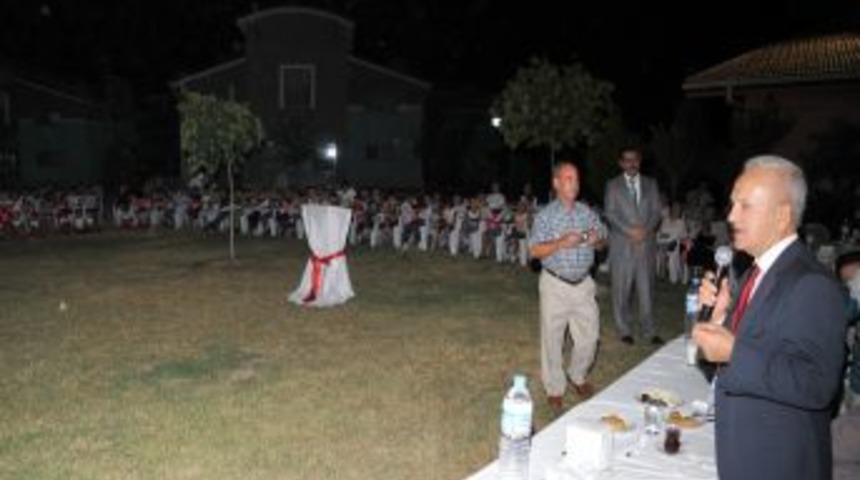 Vali Atış &ouml;ğrencilerle yaşlıları iftarda buluşturdu