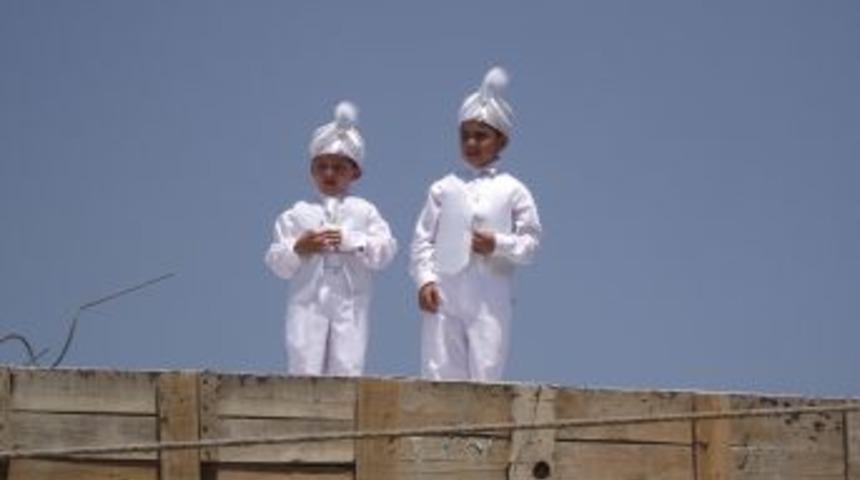 S&uuml;nnet&ccedil;iden korkan iki kardeş soluğu &ccedil;atıda aldı