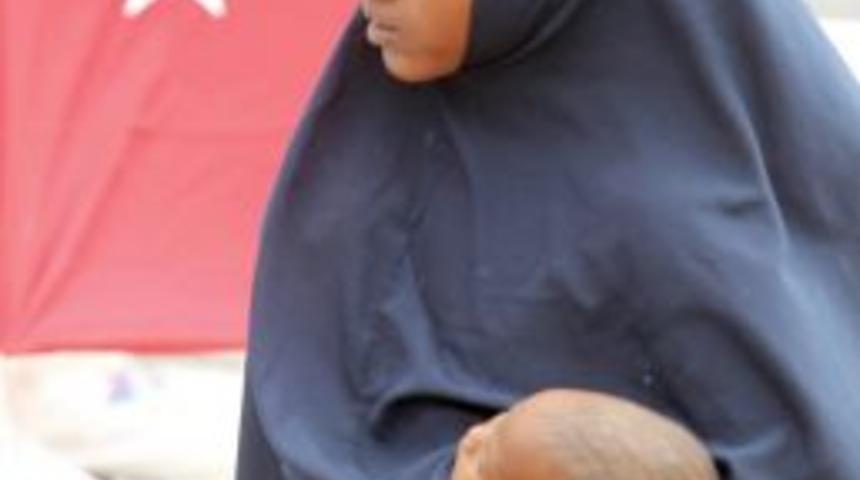 D&uuml;nyanın en b&uuml;y&uuml;k m&uuml;lteci kampı Dadaab'a yardımlar s&uuml;r&uuml;yor