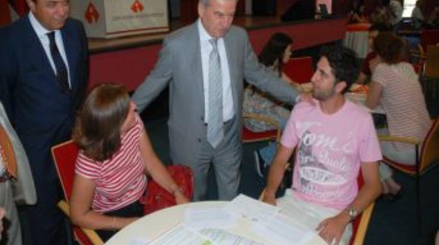 Demirtaş: Üç dil bilen öğrenciler yetiştiriyoruz