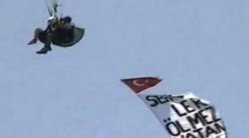 Bin 900 metrede 'Şehitler &ouml;lmez, vatan b&ouml;l&uuml;nmez' pankartı a&ccedil;tı