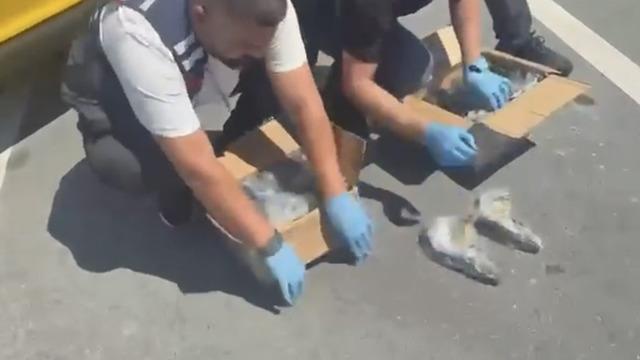 Taksinin bagajından cephanelik &ccedil;ıktı! Tam 108 adet tabanca ele ge&ccedil;irildi