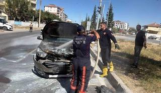 Kaza yapan hafif ticari ara&ccedil;ta yangın &ccedil;ıktı