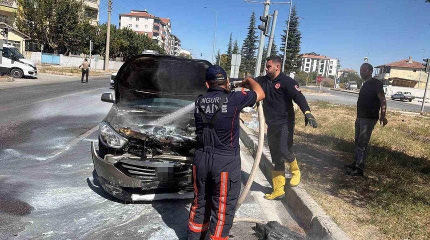 Kaza yapan hafif ticari ara&ccedil;ta yangın &ccedil;ıktı