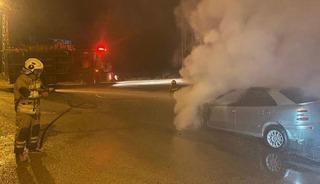 Payas&rsquo;ta otomobilin motorundan alevler y&uuml;kseldi
