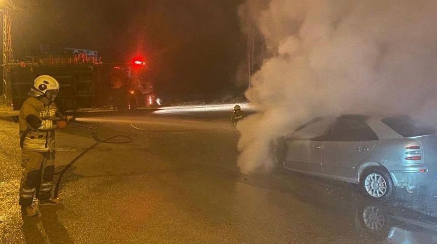 Payas&rsquo;ta otomobilin motorundan alevler y&uuml;kseldi
