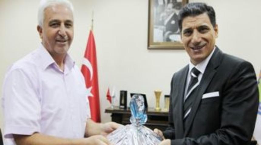 Vali Okutan veda turlarını s&uuml;rd&uuml;r&uuml;yor