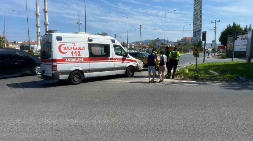 Bursa&rsquo;da kavşakta iki otomobil &ccedil;arpıştı: 1 yaralı