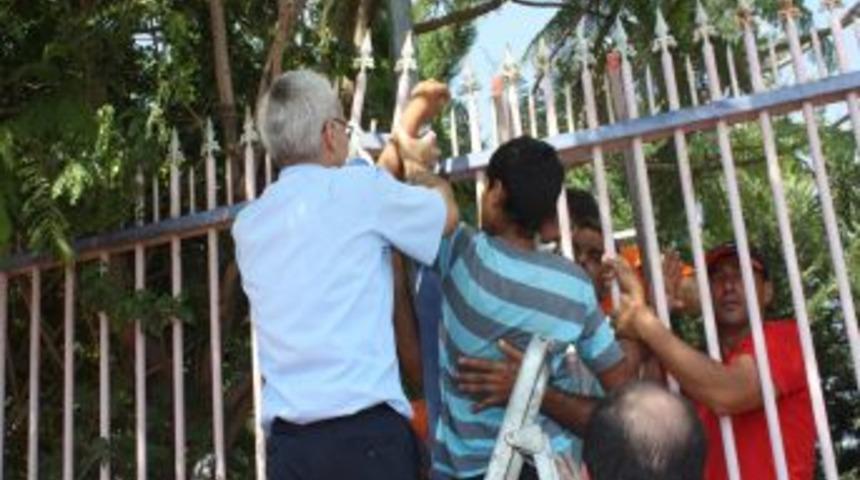 Bileğine saplanan demir parmaklıkla hastaneye kaldırıldı