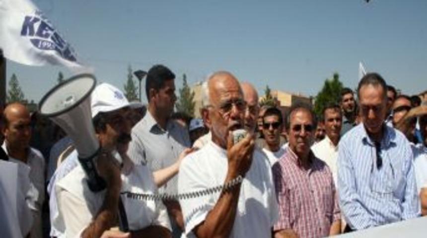 Kolluk kuvveti yanında hastaya bakmadığı i&ccedil;in yargılanan doktora destek