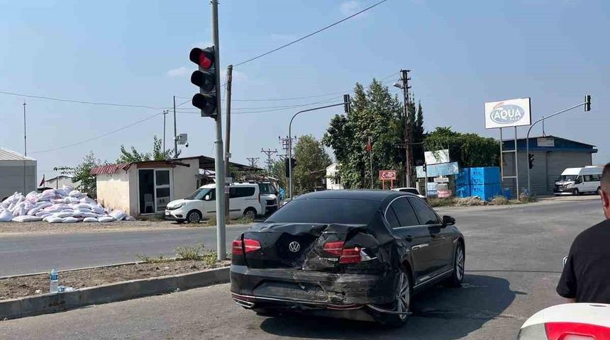 Osmaniye&rsquo;de iki otomobil &ccedil;arpıştı: 3 yaralı