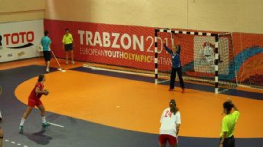 Bayanlar Hentbol m&uuml;sabakalarında Danimarka, Avusturya'yı 32-24 yendi