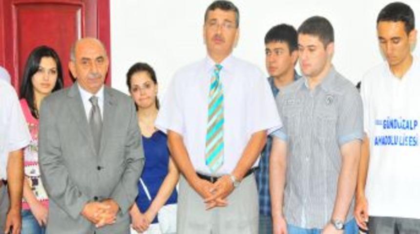 Manisa Valisi G&uuml;ven&ccedil; LYS&rsquo;de ilk 100'e girenlere &ouml;d&uuml;l verdi