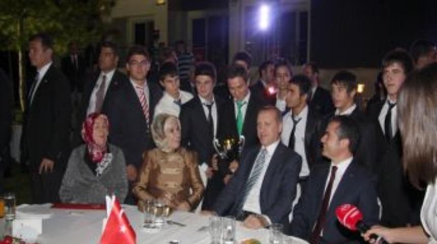 Şampiyon g&uuml;reş&ccedil;ilere Başbakan Erdoğan morali