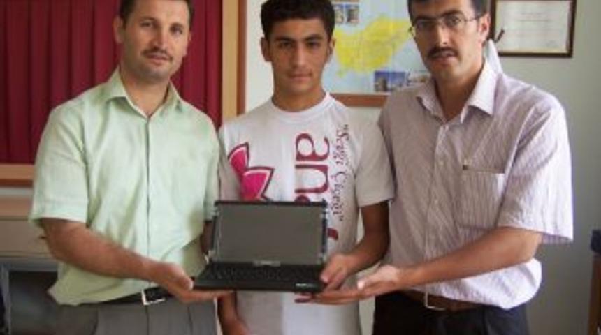 Başarılı öğrenci bilgisayarla ödüllendirildi