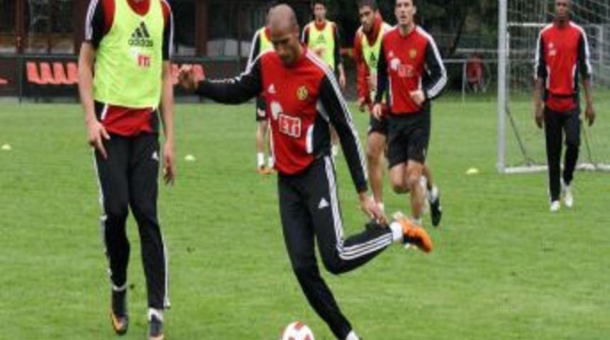 İmzayı atan Dede, antrenmanlara başladı