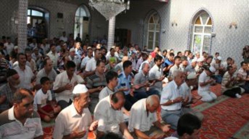 Eller semaya, şehit polisler i&ccedil;in kalktı